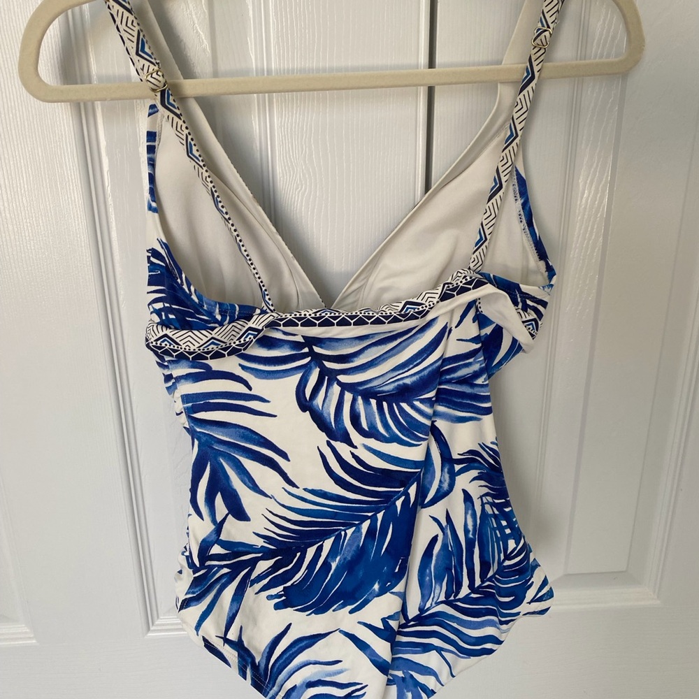 Tommy Bahama v-neck one piece swimsuit in FULLER FRONDS Size 4